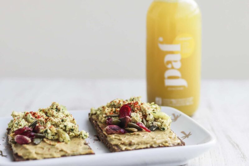 Toasts à la crème d'avocat et tofu brouillé