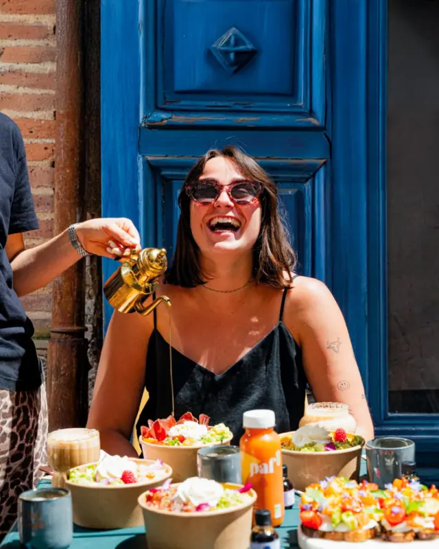 ☀️🍋 Une parenthèse savoureuse, engagée et bien pensée : nos jus sont disponibles chez Olla, à Montauban.

Dans ce lieu où chaque détail compte, fraîcheur, créativité et exigence se rencontrent pour offrir une expérience unique ✨

🌷Une cuisine de saison, inspirée des plus belles tables… et désormais accompagnée de nos jus bio, pressés à froid et non pasteurisés.

🍽 À découvrir sur place, en click & collect ou en livraison UberEats.

#restaurantmontauban #jusbio #expérienceculinaire #alimentationsaine #presséafroid