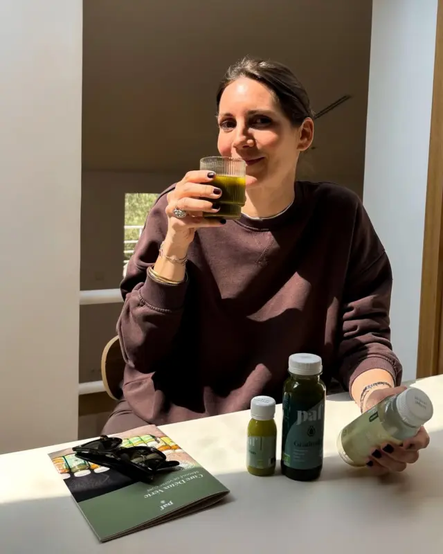 Vos moments avec PAF 🫶📸

Toujours un grand plaisir de voir nos jus et shots faire partie de votre quotidien ! 🧃🤍

Merci à tou•tes pour vos partages, vos retours et votre confiance. Chaque photo est une dose de motivation pour nous ! 🌱

Continuez à nous envoyer vos beaux moments, on adore vous voir rayonner avec nos jus ! ✨

Et si ce n’est pas encore fait, n’hésitez pas à nous identifier sur vos photos en story 📸🍃

#merci #pafcommunity #bienetre #jusfrais #shotgingembre #healthyhabits #presséàfroid #jusverts #jusdetox #detox #greenjuices